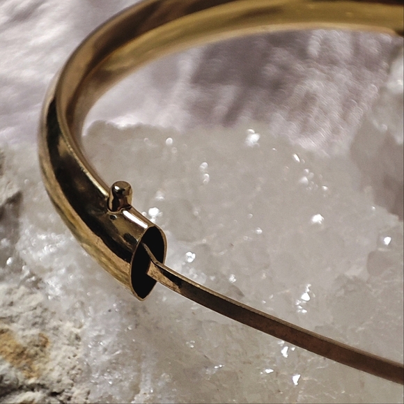 Vintage Smooth Gold Tone Plated Impressed Wreath Festoon Pattern Bangle Bracelet - Picture 9 of 14